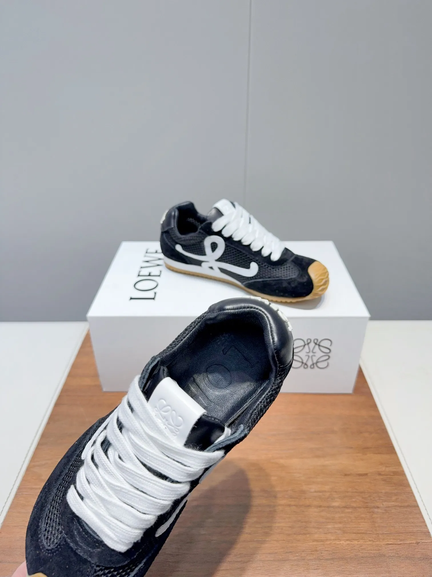👟👟Ex-factory price 560👟👟 Loewe LOEW- 2025 mesh moral training shoes Super awesome Asymmetric toe shape, as LOEWE's signature design Super soft, lightweight and flexible sole, new wave texture rubber outsole, extending to the toe, upgraded soft leather lining and footbed to provide maximum comfort, 3D injection molded rubber LOEWE logo on the heel Fully open mold matching material Size: 35-40 (custom-made for 40 women, non-refundable)